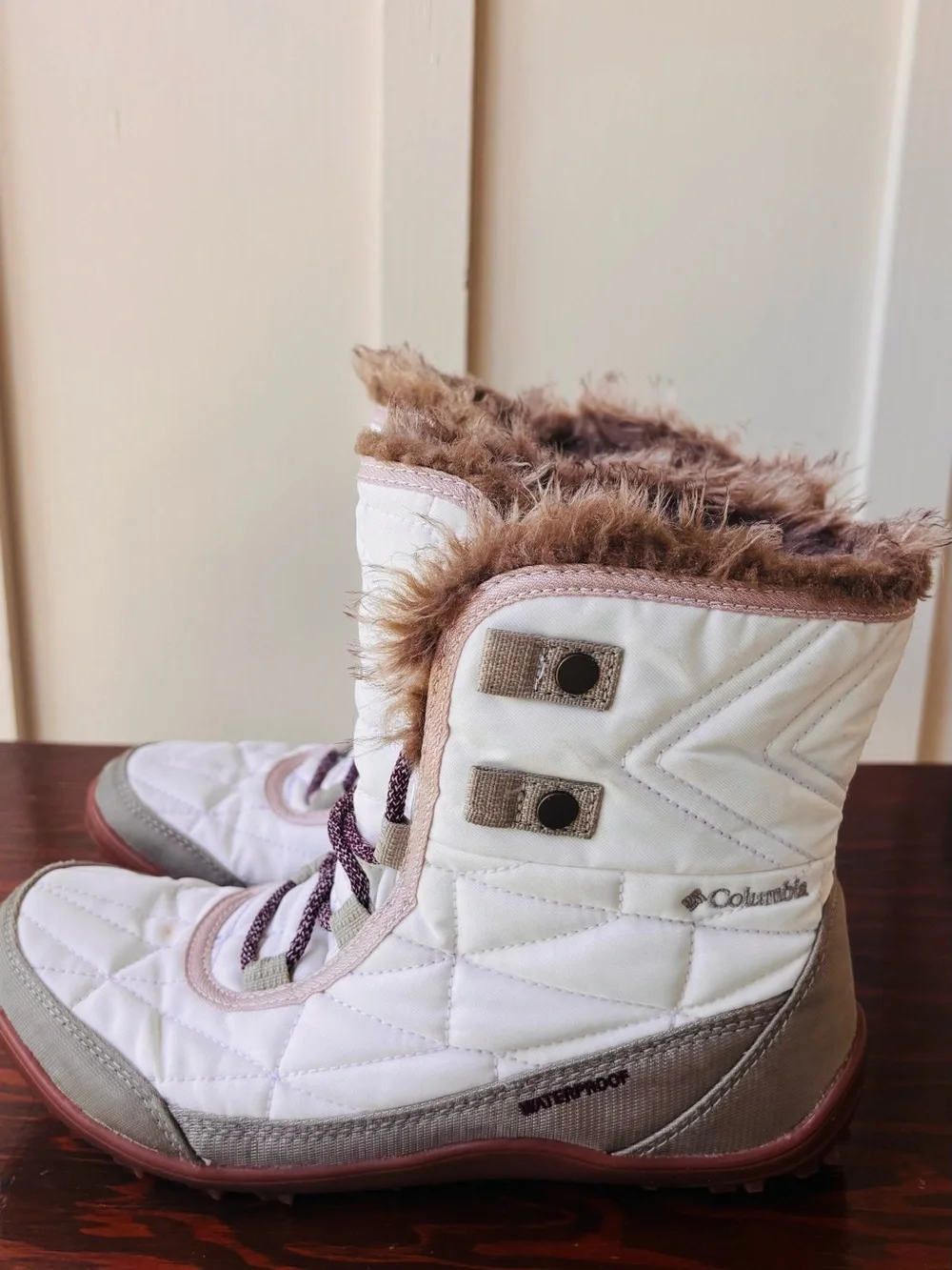 Columbia White Quilted Trim Lace-Up Winter Boots